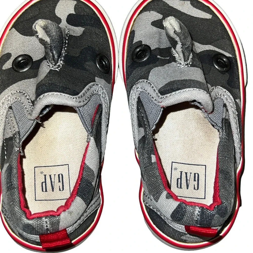 Gap‎ Grey Area Camo Print Shark Shoes Sneakers Toddler 5 Gray Red Slip On